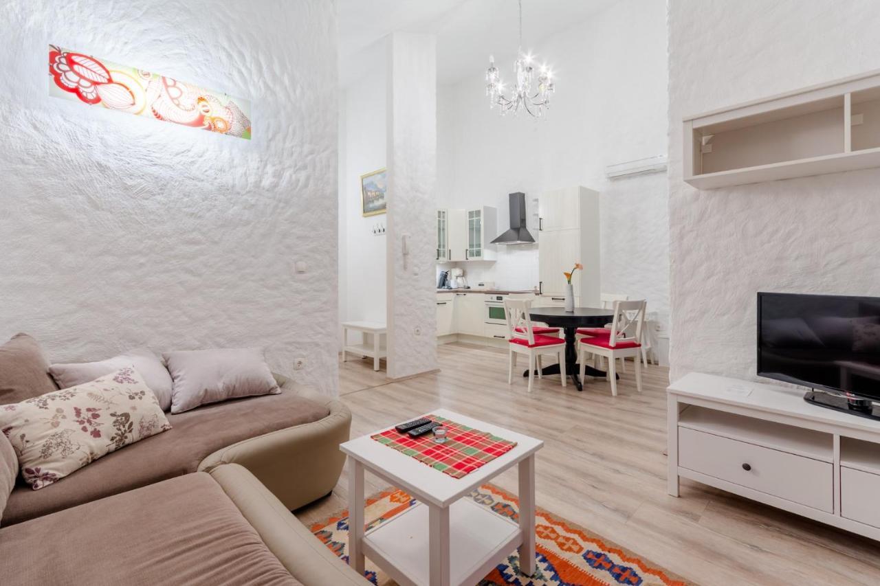 Apartments Villa Kameja Donji Okrug  Rom bilde