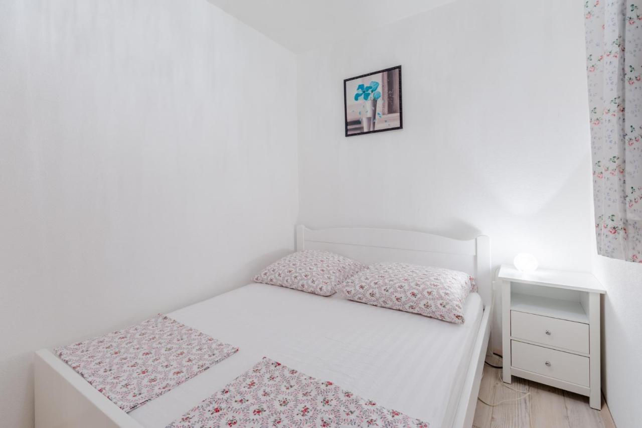 Apartments Villa Kameja Donji Okrug  Rom bilde