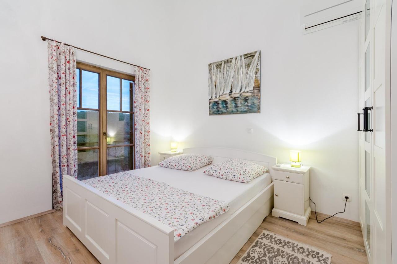 Apartments Villa Kameja Donji Okrug  Rom bilde